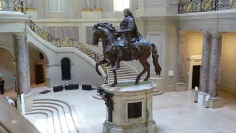 Der Eingang mit der beeindruckenden Kuppelhalle